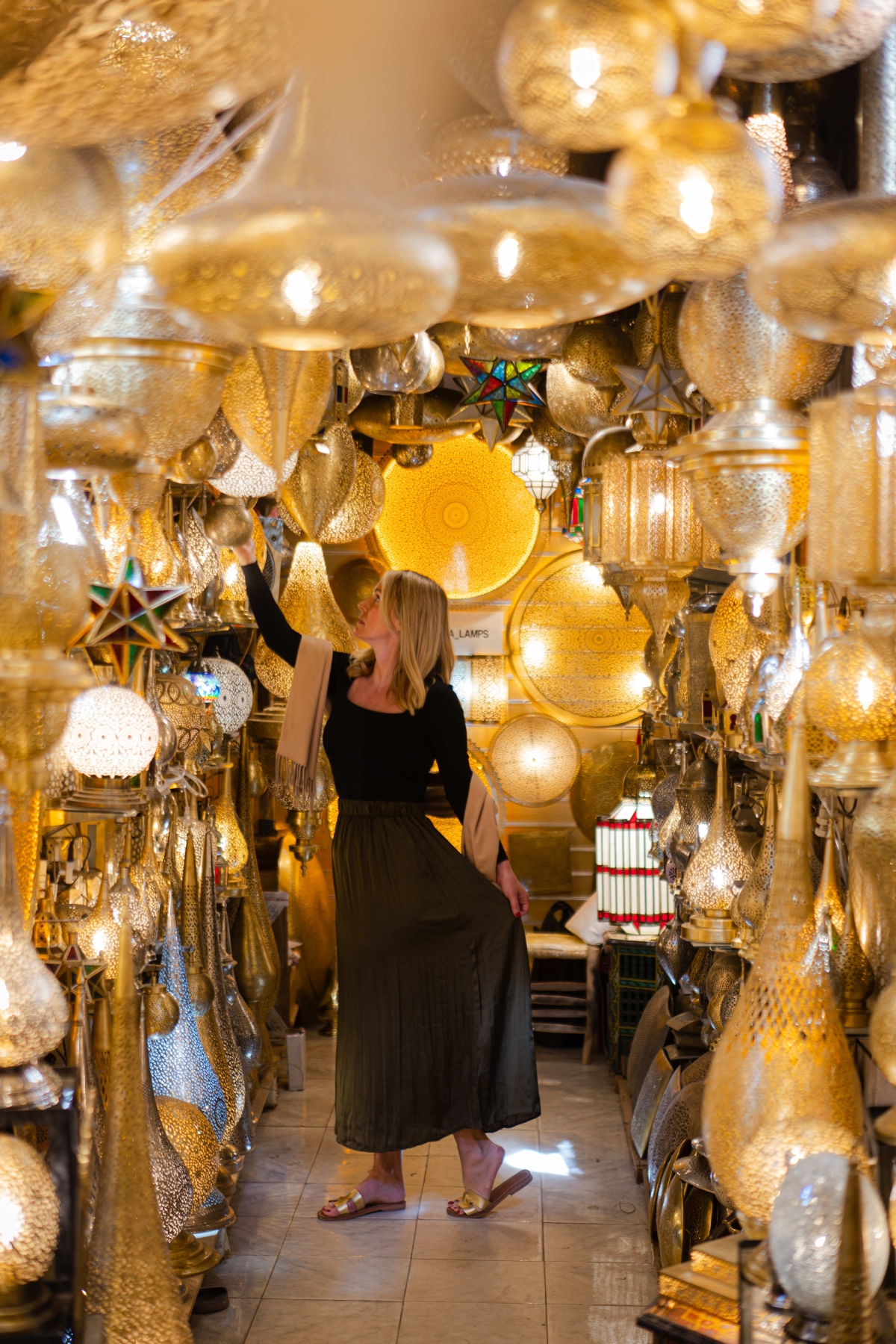 Jo Wood shopping for lamps in India